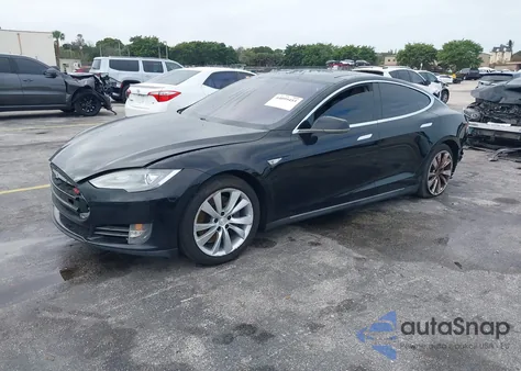 2013 Tesla Model S z USA, uszkodzony, nr VIN 5YJSA1DN0DFP12081